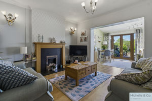 Snug/dining - click for photo gallery